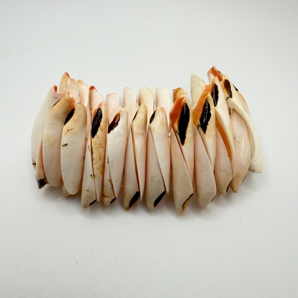~7.5"‎ Stretchy 2" THICK solid SHELL statement bracelet!